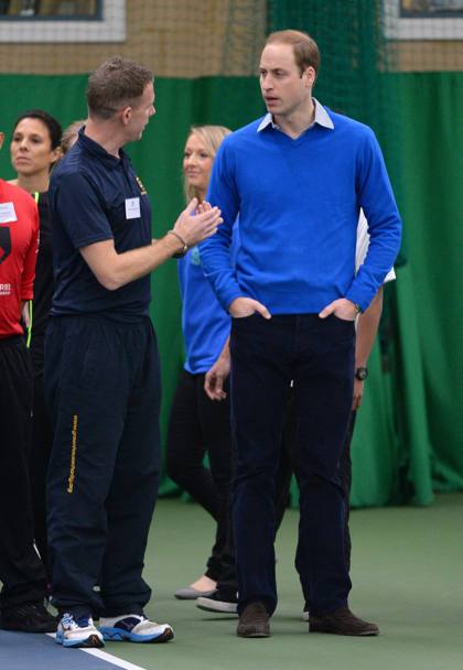 Il principe William si cimenta con la pallavolo al centro sportivo che permette ai giovani di diventare allenatori (Olycom)